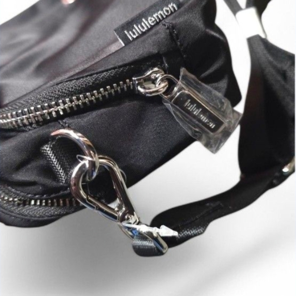 Lululemon- Everywhere Crossbody BeltBag *2L -1 Black - Picture 4 of 4